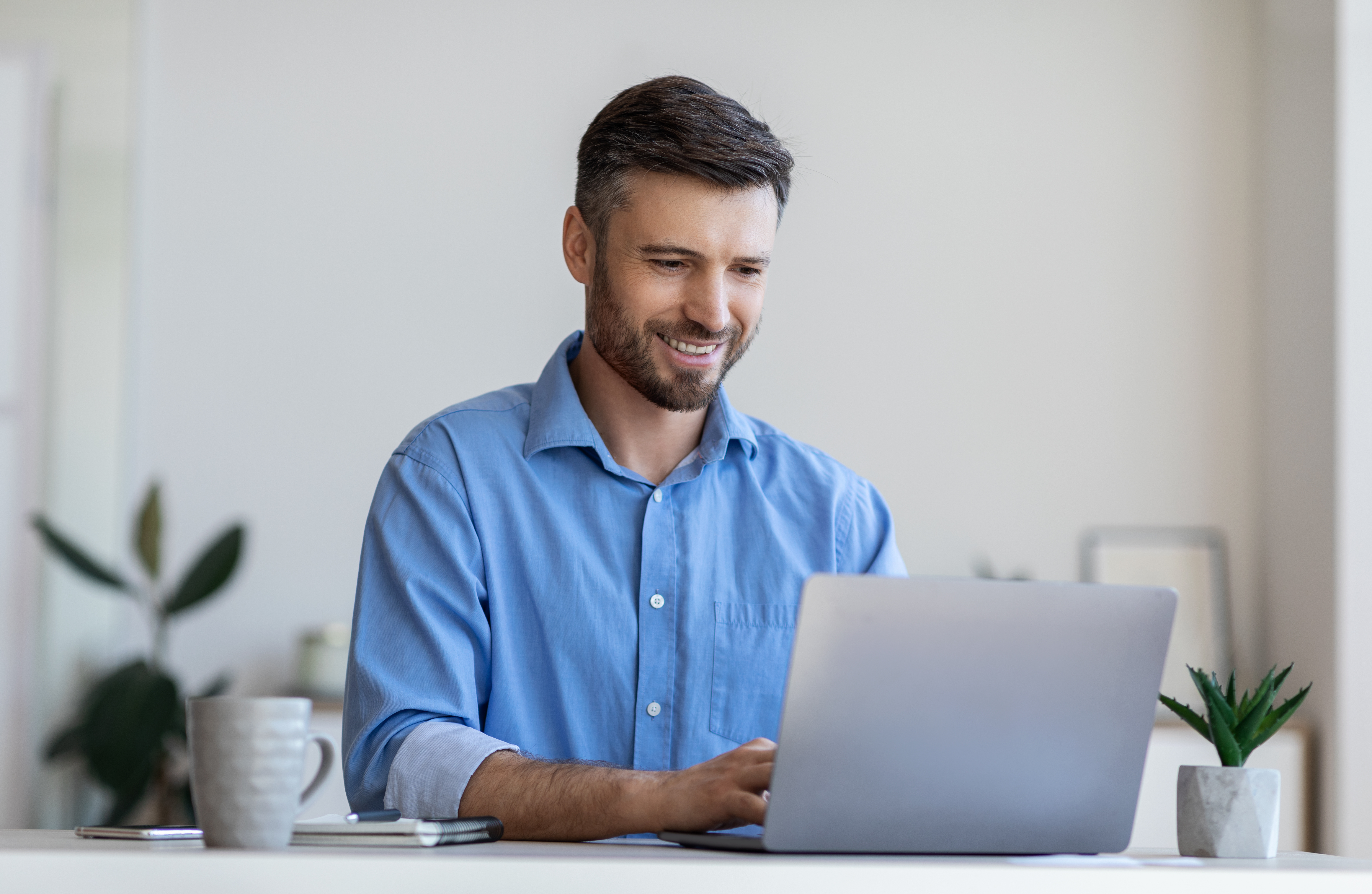 Man Aan Laptop Adobestock 372456961