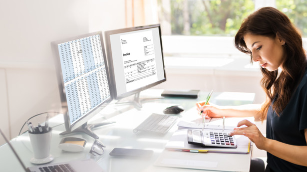 Difference between accounting and invoicing software